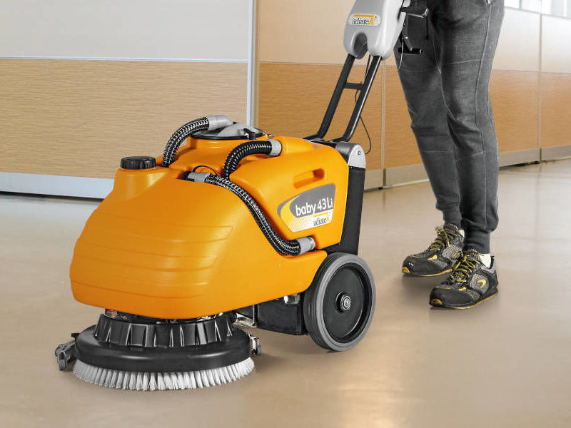 Floor cleaning machines for oil stained floors